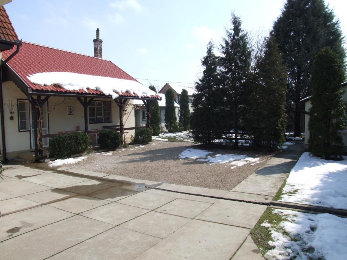 Hotel Revesz Vendeghaz Harkan Exterior foto